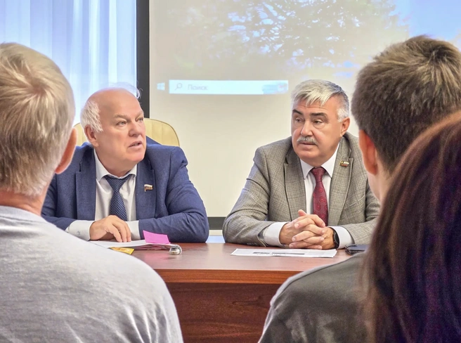 Депутат Государственной думы РФ, председатель Совета регионального отделения Анатолий Грешневиков и депутат муниципалитета Ярославля, секретарь Бюро Совета регионального отделения Анатолий Каширин | Источник: Пресс-служба регионального отделения партии СПРАВЕДЛИВАЯ РОССИЯ