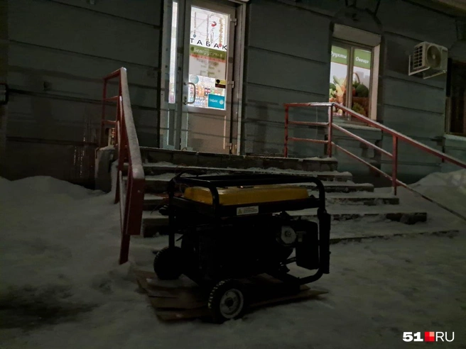 У магазинов разместили генераторы | Источник: Дмитрий Артёменко / 51.RU