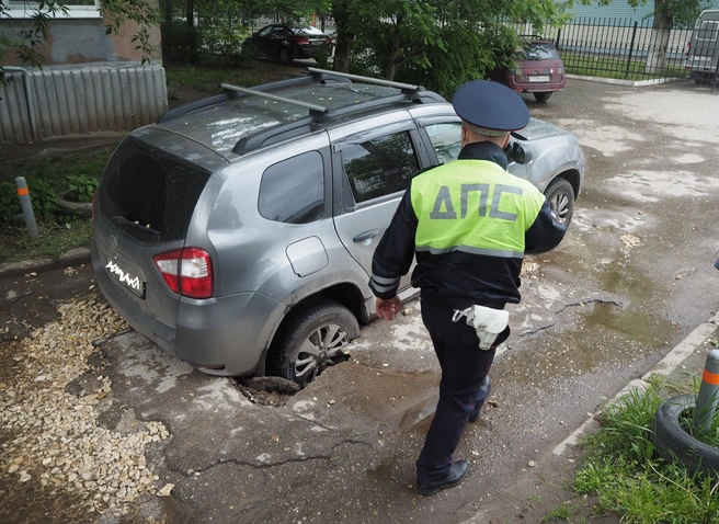 В Шлаковом иномарка провалилась вместе с асфальтом | ya62.ru