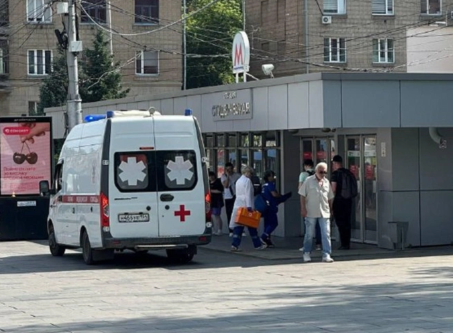 На место приехала скорая помощь | Источник: АСТ-54 / ВКонтакте