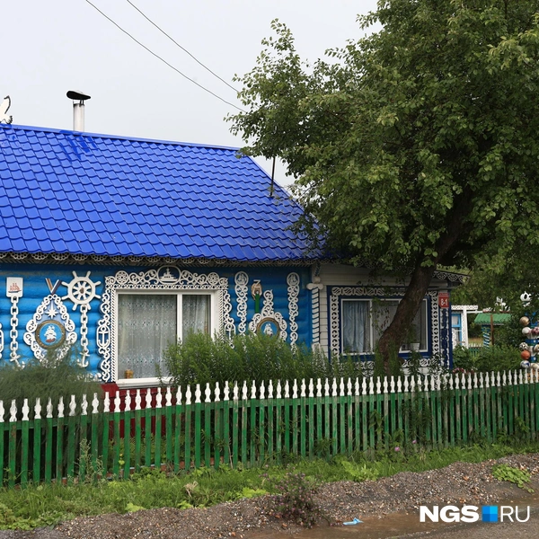 Формально дом Александра Максимовича и Валентины Ивановны к достопримечательностям не относится. Но туристы, которые регулярно его фотографируют, явно так не считают | Источник: Андрей Бортко / NGS.ru