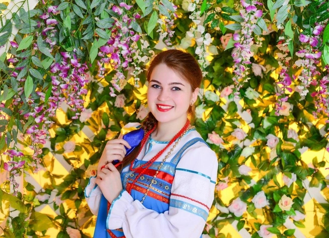 Юлия исполняла народные песни и помогала детям | Источник: Колледж культуры и искусств имени И. С. Палантая / Vk.com