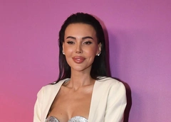 Шов платья разошелся в самом пикантном месте: Оксана Самойлова запечатлела неловкий момент на камеру