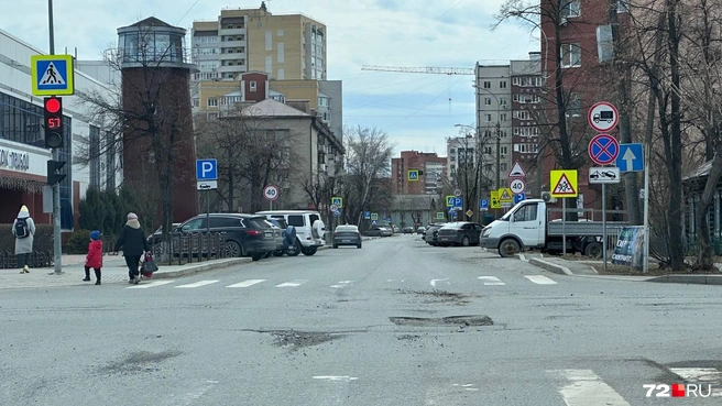 Далеко от Горького не уезжаем. У «Прибоя» на перекрестке дорога разбита | Источник: Ирина Шарова / 72.RU 