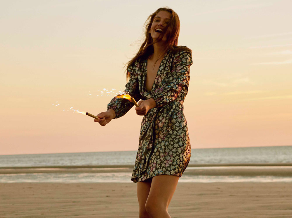 В чем встречать Новый 2020 год в путешествии: 17 примеров из коллекции Sandro | marieclaire.ru