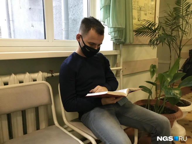 За два часа в очередях журналист НГС заметила только одного человека, который предусмотрительно взял с собой книжку, чтобы не скучать в ожидании приема | Источник: Елена Гурьянова