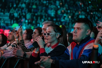 Костюмчик у товарища на переднем плане в духе того времени | Источник: Булат Салихов / UFA1.RU