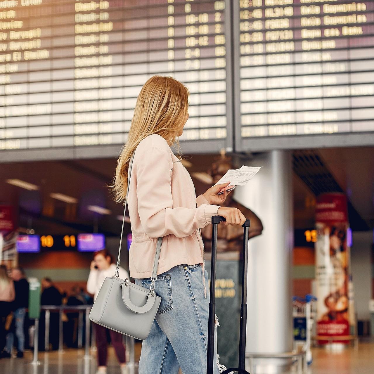 Похоже на пляж с надувными матрасами: в Шереметьево задержано свыше 120 рейсов — видео