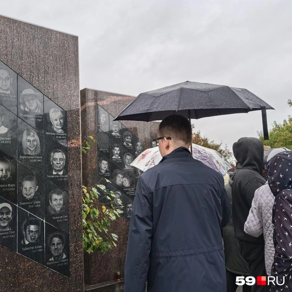За мемориалом на аллее стоят гранитные плиты с фото погибших | Источник: Вероника Свизева / 59.RU