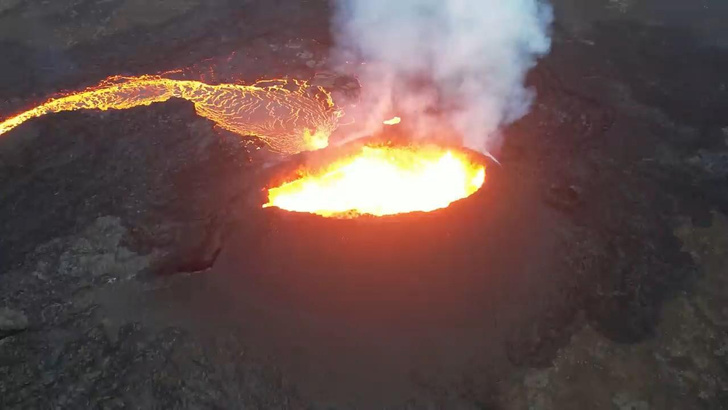 В Исландии появился новый вулкан: посмотрите, как из него вытекает река раскаленной лавы