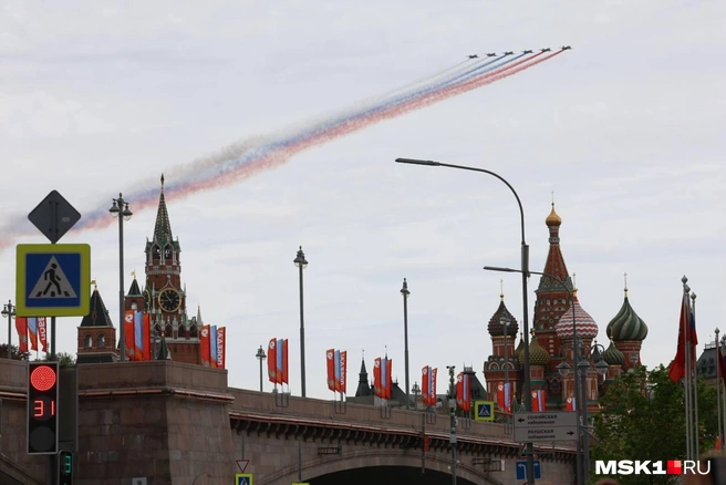 Белый, синий и красный&nbsp;— над Красной площадью | Источник: Артем Устюжанин / MSK1.RU