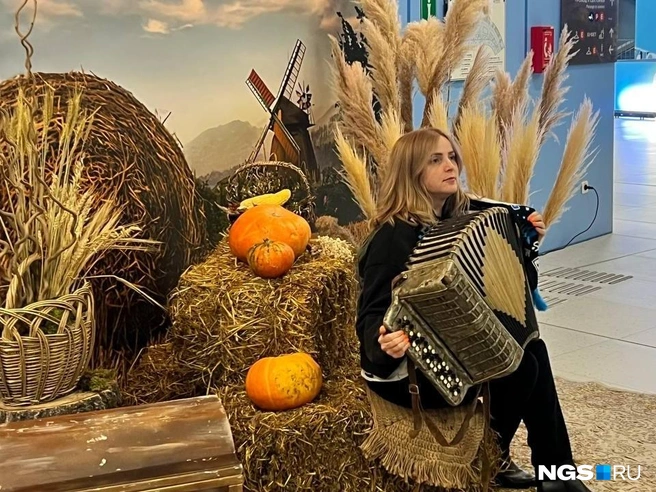 Новосибирцы позировали в фотозонах арены | Источник: Настасья Медведева / NGS.RU