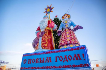 Дед Мороз и Снегурочка в городке в 2025 году | Источник: Владислав Лоншаков / E1.RU