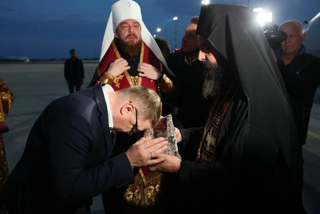 Алексей Текслер встретил святыню со всем почтением | Источник: пресс-служба губернатора Челябинской области