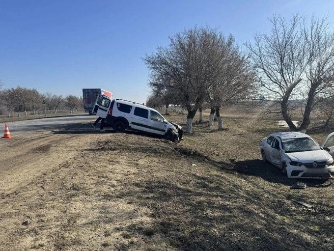 На снимке запечатлена Lada Largus с поврежденной передней частью. На задней двери автомобиля виден красный крест, а под боковым зеркалом — фиолетовое сердечко. | Источник: ГУ МВД России по Волгоградской области