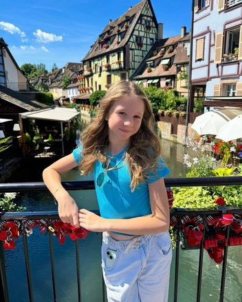 Девочка много путешествует по миру | Источник: likenastya / Instagram.com* (деятельность соцсети запрещена на территории РФ)