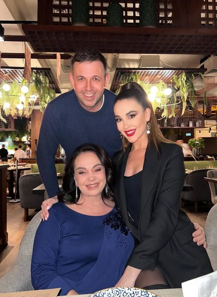 Анна Бузова со своим избранником Константином и мамой Ириной Александровной