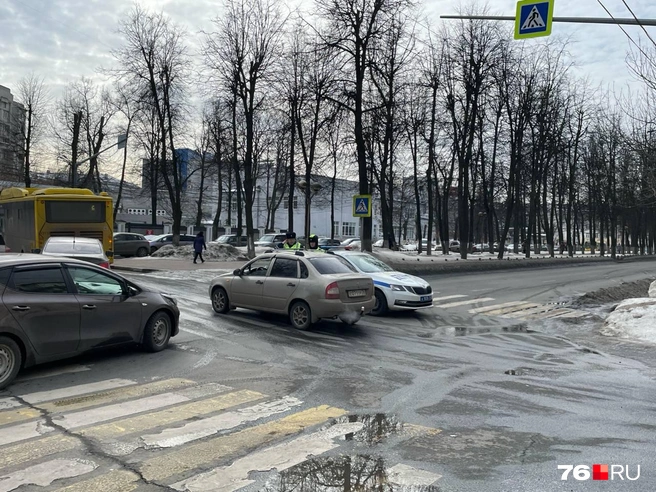 Дорогу к горящему дому перекрыли сотрудники ДПС | Источник: Кирилл Поверинов