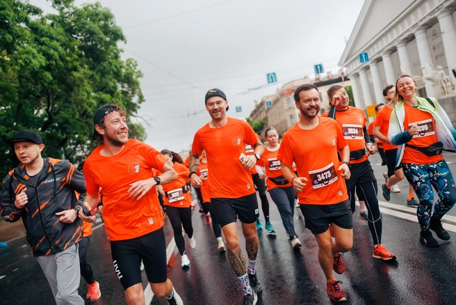 Массовая утренняя зарядка прошла в центре Петербурга во второй день ПМЭФ | Источник: пресс-служба «Газпромнефть»