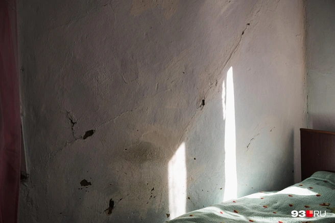 Местные несколько раз в год белят стены, чтобы замазать трещины | Источник: Дарья Паращенко / 93.RU