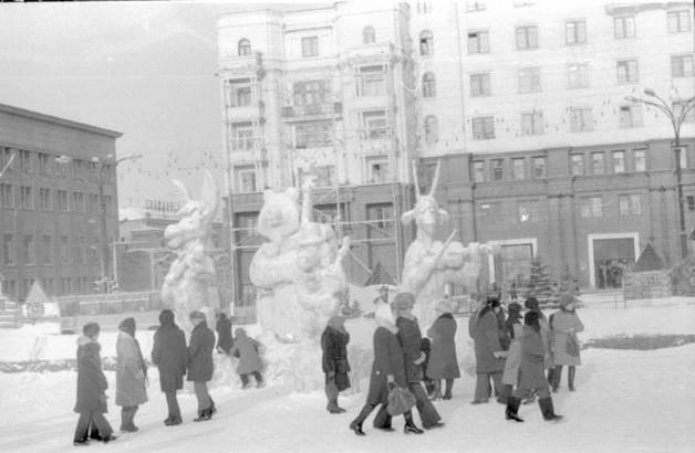 В канун 1981 года главный снежный городок Челябинска украсили герои басен Крылова | Источник: архив 74.RU