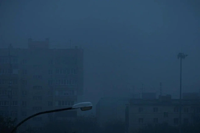 Фонарный столб будто осунулся, загрустив | Источник: Алексей Сапицкий