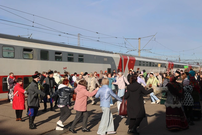 К встрече путешественников были подготовлены специальные программы с участием местных творческих коллективов | Источник: пресс-служба СЖД