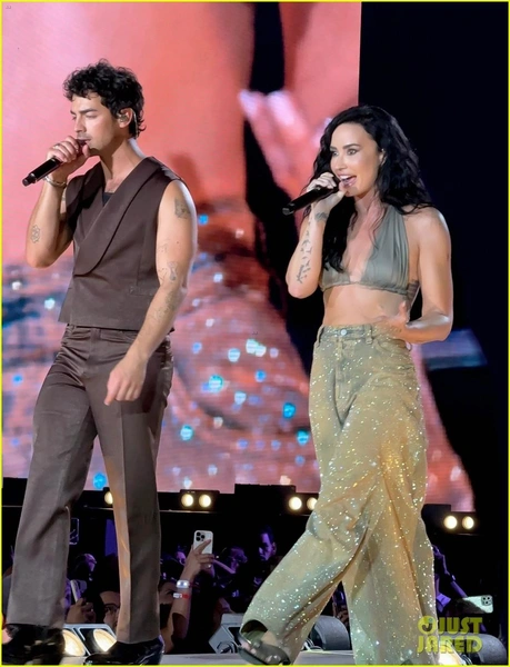 Деми Ловато выступила на концерте Jonas Brothers | marieclaire.kz