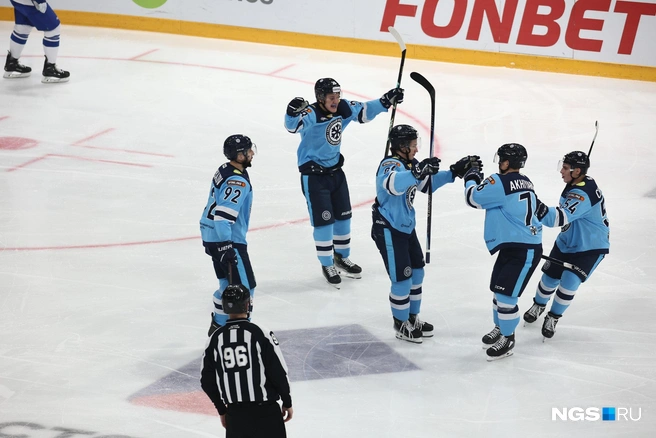 Первую шайбу забросил Тимур Ахияров&nbsp;— игрок под номером 76 | Источник: Александр Ощепков / NGS.RU