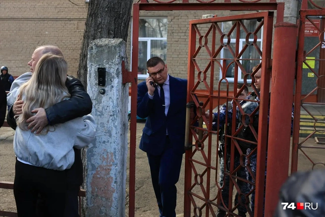 Чиновники тоже на месте | Источник: Михаил Шилкин