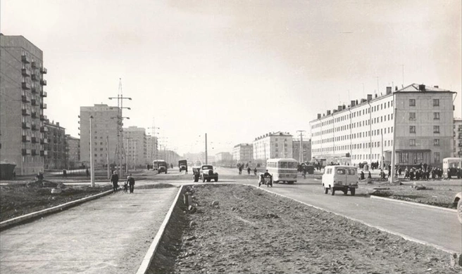 На Октябрьском проспекте, кроме выросших (и уже спиленных) деревьев, больших перемен не видно | Источник: Роман Коханов / pastvu.com