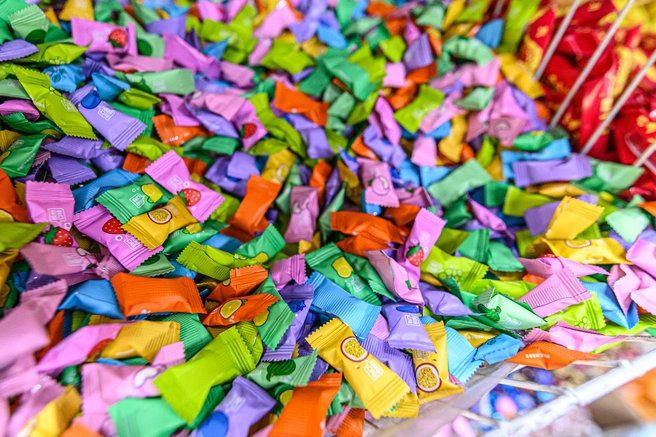 Традиционно в наборе можно найти угощения — мини-десерты, конфеты, чипсы | Источник: Олег Федоров / CHITA.RU