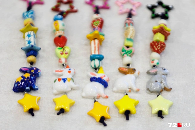 Какая милота! Керамические обвесы для сумок, которые расписаны вручную. Кропотливый труд | Источник: Ирина Шарова / 72.RU