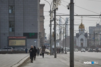 Горожане спешат домой, а просто гуляют и наслаждаются теплом | Источник: Александр Ощепков / NGS.RU