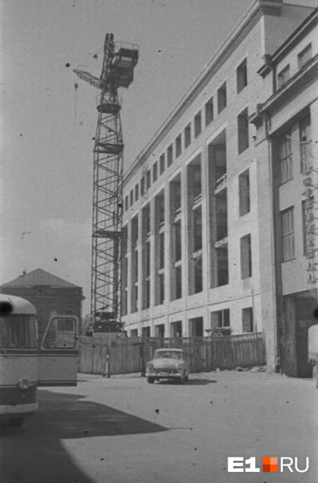 Строительство ЦУМа в Банковском переулке. Здание было завершено в 1965 году