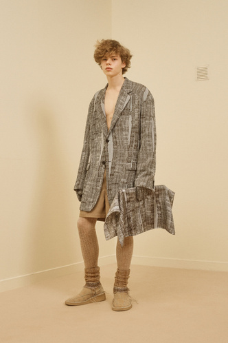 Завязывайте шнурки поверх свитеров, как в лукбуке Acne Studios