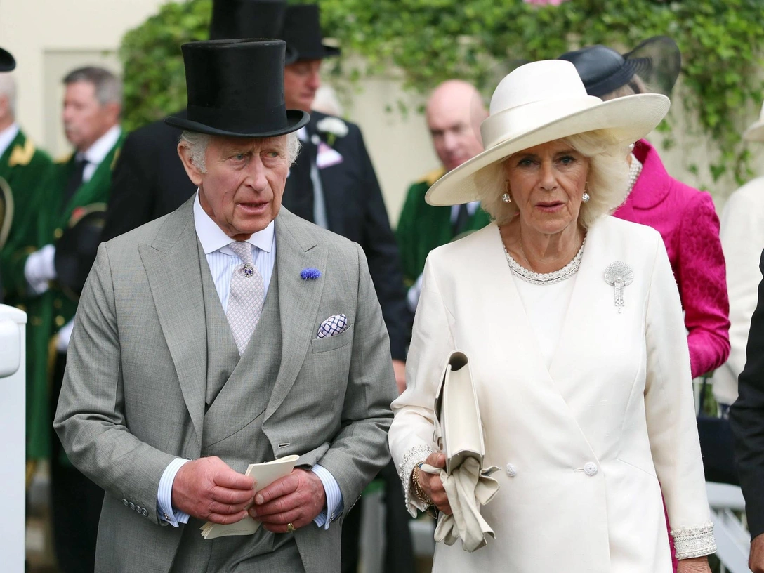 Счастливы и спокойны: король Карл III и Камилла поделились рождественской открыткой | marieclaire.ru