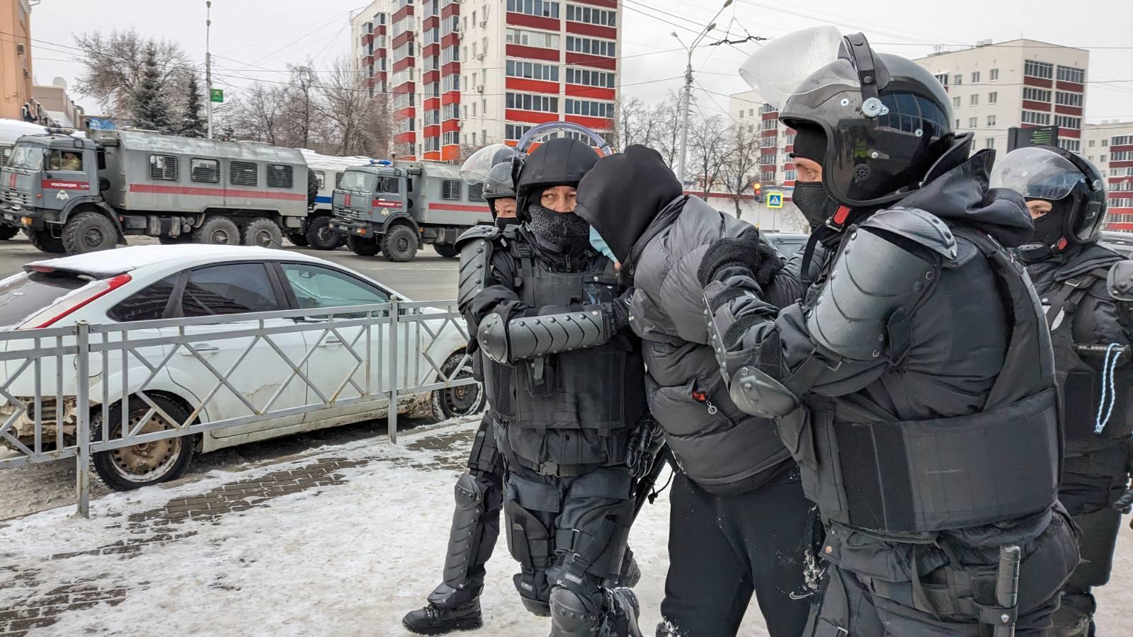 Задержания на митинге в Уфе в поддержку Фаиля Алсынова: как полиция  разогнала толпу — фотографии - 19 января 2024 - УФА1.ру