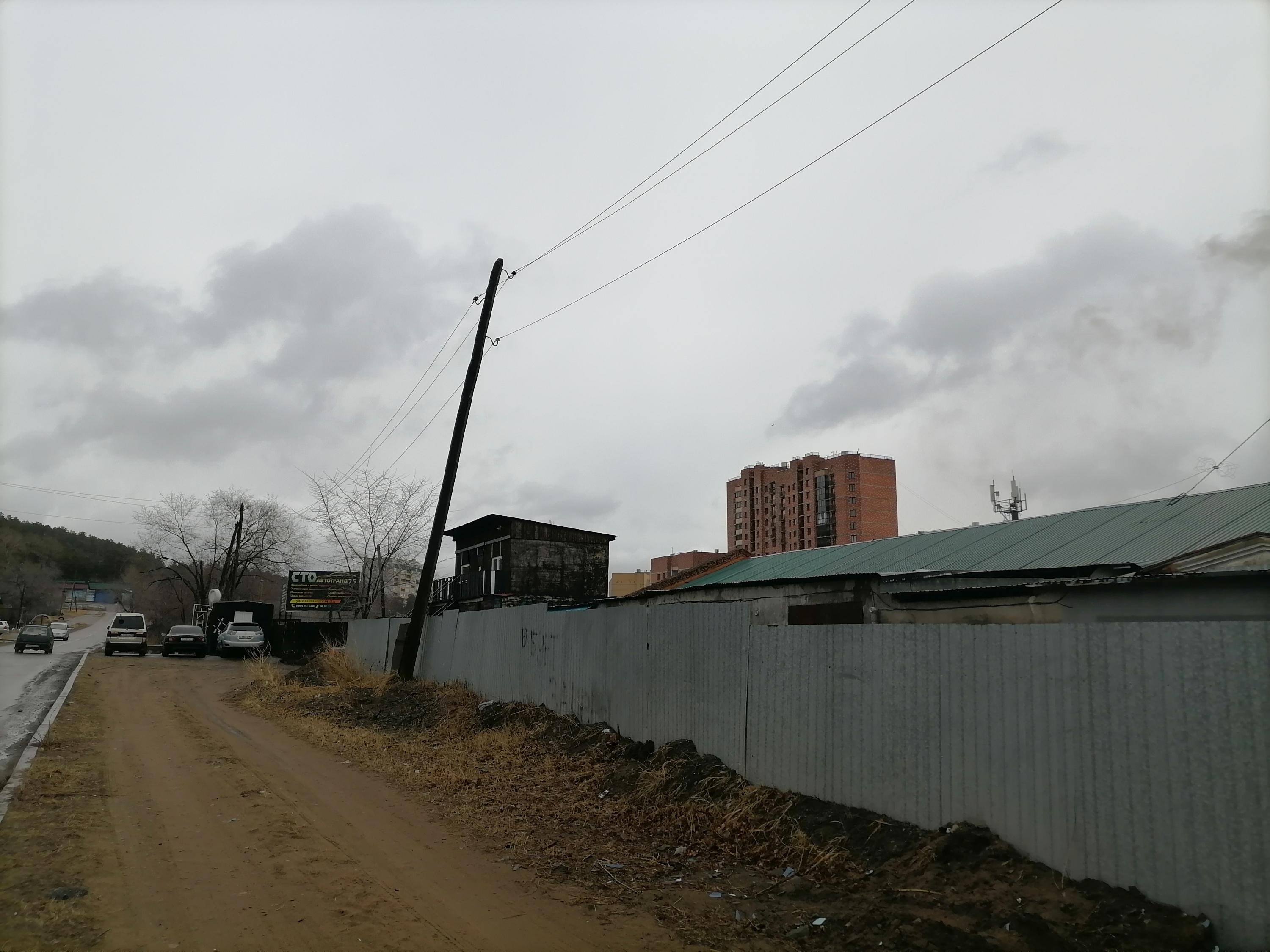 Столб наклонился над гаражами в Ингодинском районе Чите и угрожает упасть -  15 мая 2024 - ЧИТА.ру