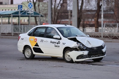 Столкновение такси и иномарки на Первой Продольной в Волгограде
