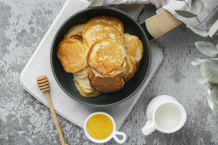 Вкусно, как у бабушки: пышные яблочные оладьи на сметане