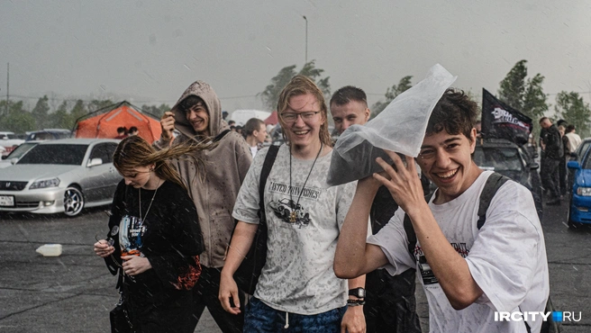 Но кто-то наверняка получил удовольствие от стихии | Источник: Кирилл Фалеев / «ИрСити»