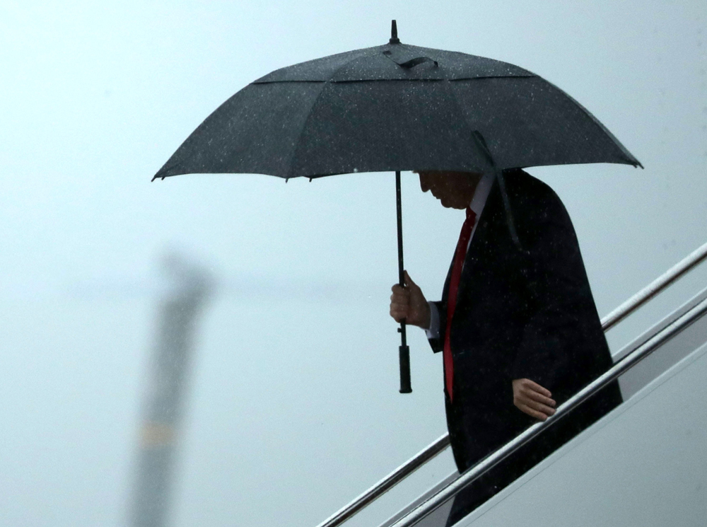 Зонтик для нарцисса: Дональд Трамп не думает даже о своей семье | marieclaire.ru