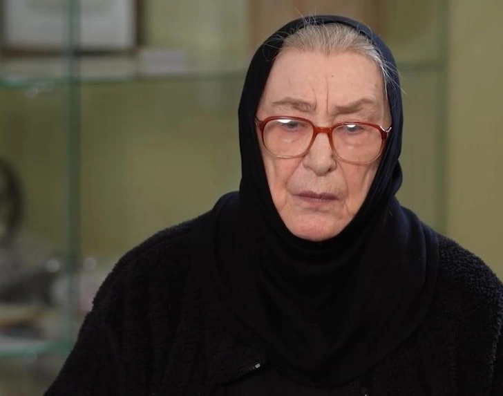 Бывшая актриса осунулась и ходит с тростью, бросила курить и водить машину