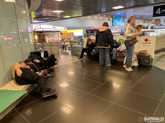 Пассажиры задержанных рейсов продолжали ждать вылета в ночь на понедельник. | Источник: читательница «Фонтанки» Виктория