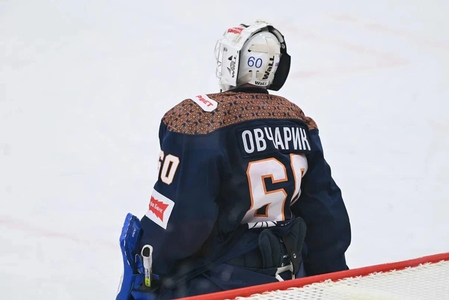 Данила Овчарик получил 2 минуты за сдвиг ворот | Источник: ХК «Южный Урал» Орск / t.me