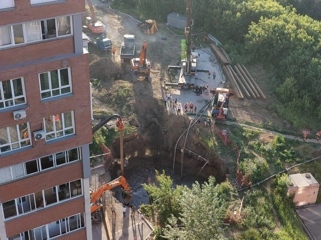 Процесс откачки воды из котлована на месте аварии | Источник: читательница НГС