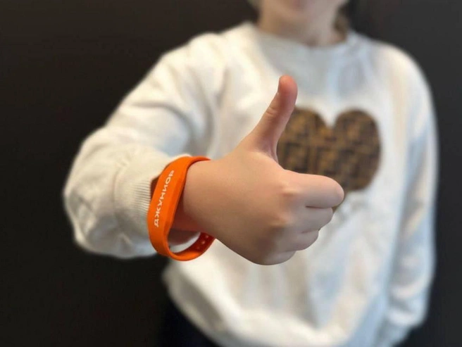 Дизайн новых браслетов для учащихся. | Источник: Юрий Шалабаев / Telegram