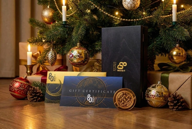 Подарочный сертификат&nbsp;— лишь часть впечатления. Это целый продуманный набор: массивная деревянная шкатулка с тиснением и нашим слоганом, золотой конверт и монета-символ как талисман и знак особого статуса | Источник: ООО&nbsp;«Эйти Вэйс»