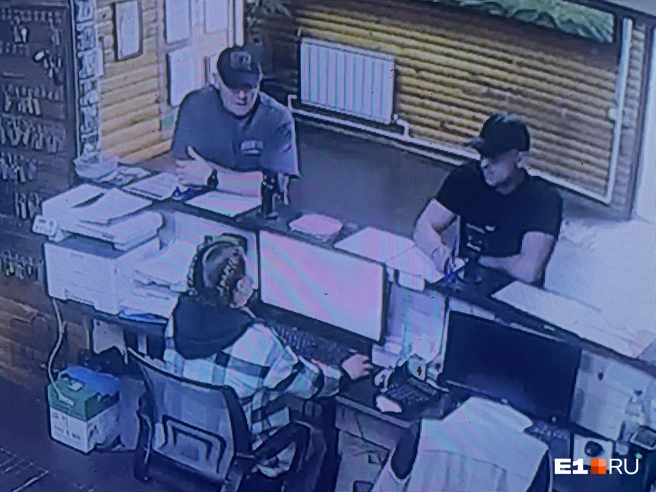 Двое крепких парней пришли на работу к Альберту | Источник: читатель E1.RU